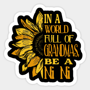 Sunflower- In the world full of Grandmas, be Ni Ni T-Shirt T-Shirt T-Shirt Sticker